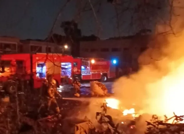 Incêndio atinge pátio de reciclagem e casa abandonada em Caxias do Sul