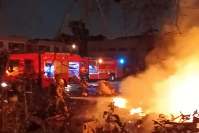 Incêndio atinge pátio de reciclagem e casa abandonada em Caxias do Sul