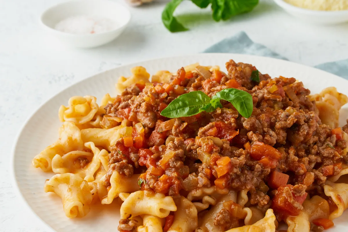 Massa com carne e molho de tomate (Foto: Receitinhas)