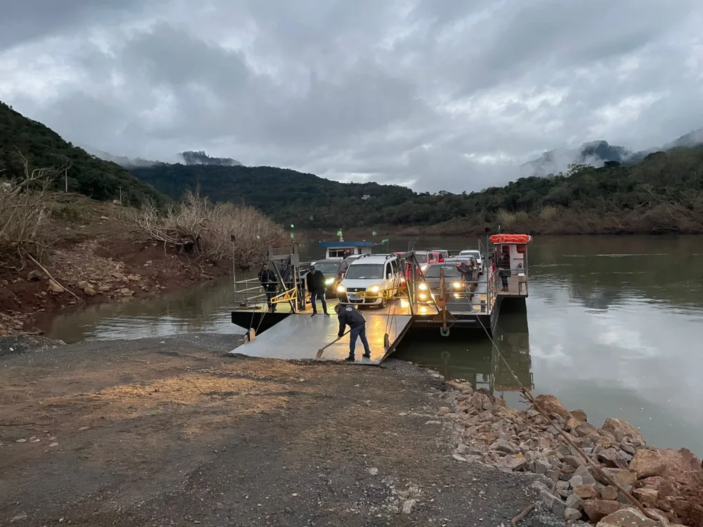 Balsa de Santa Bárbara retoma operações com restrições devido ao rio alto (Foto: Adriano Padilha/Grupo RSCOM)