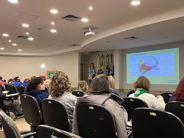 Cerca de 60 líderes escoteiros participaram do encontro TEA e Escotismo: Compreender para Acolher, no último sábado (24), no Complexo Hospitalar Unimed, em Caxias do Sul (Foto: Unimed Nordeste-RS, divulgação)