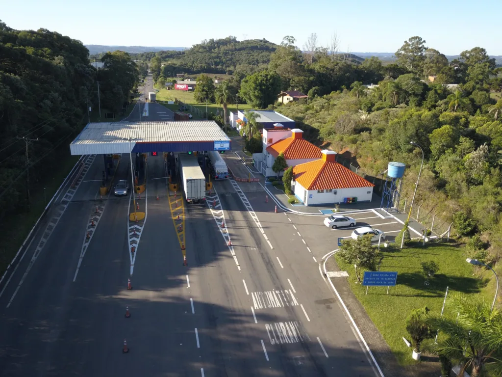 Obras de remoção das construções das antigas praças de pedágio pela CSG será seguida de recuperação do pavimento e sinalização (Foto: CSG/Divulgação)