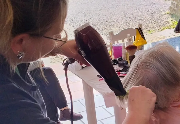 Profissionais do ramo da beleza e bem-estar realizaram corte de cabelo solidário na Casa Geriátrica Bella Vitta (Foto: Microempa)