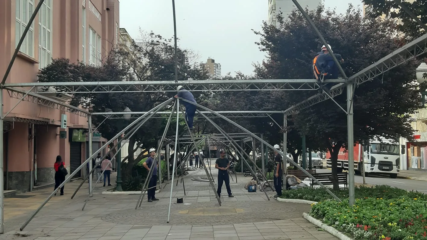 As estruturas para a realização da feira começaram a ser montadas na manhã desta segunda (7).