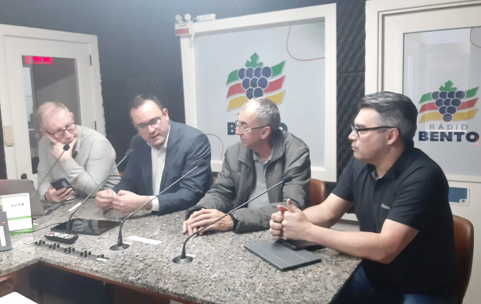 A apresentação foi conduzida pelo jornalista Gerson Lenhard e contou também com a participação de Felipe de Vargas, diretor da Farina.