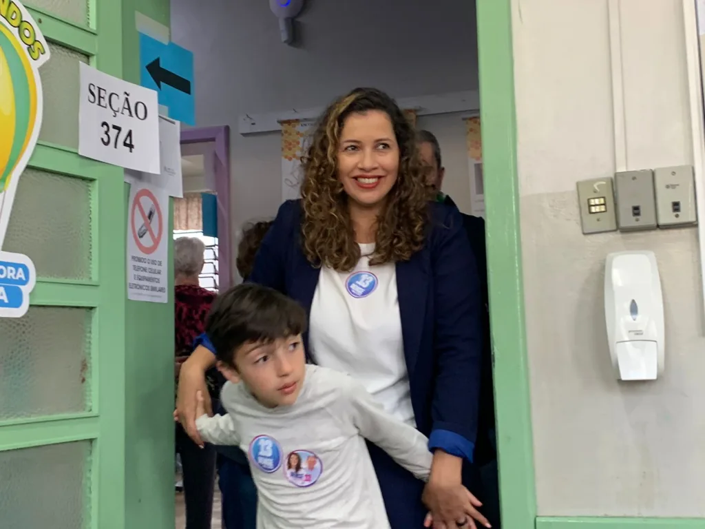 Candidata Denise Pessôa (PT) chegando à sua seção eleitoral