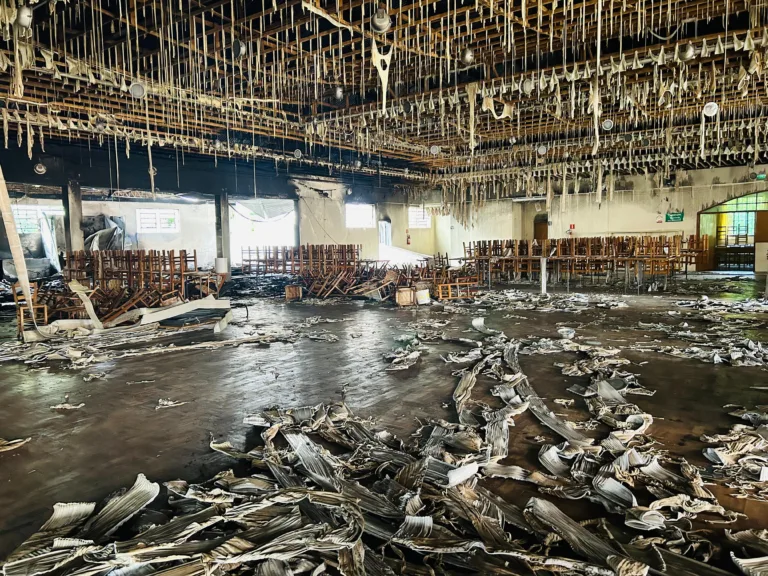 Chamas destruíram praticamente toda a estrutura do salão