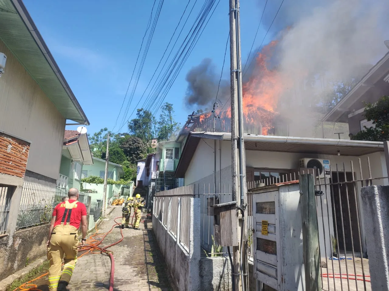 Incêndio destrói parte de casa de dois pisos em Bento Gonçalves