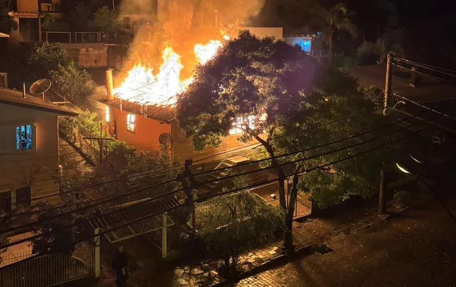 Ao chegar ao local, os bombeiros encontraram o andar superior da casa tomado pelas chamas.