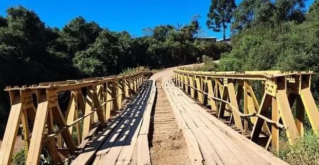 O bloqueio da BR-470 é necessário para a manutenção do madeiramento da ponte sobre o Rio Turvo