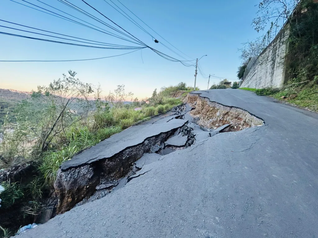 Trecho do Travessão Santa Teresa é recuperado de forma parcial no bairro Salgado Filho, em Caxias do Sul