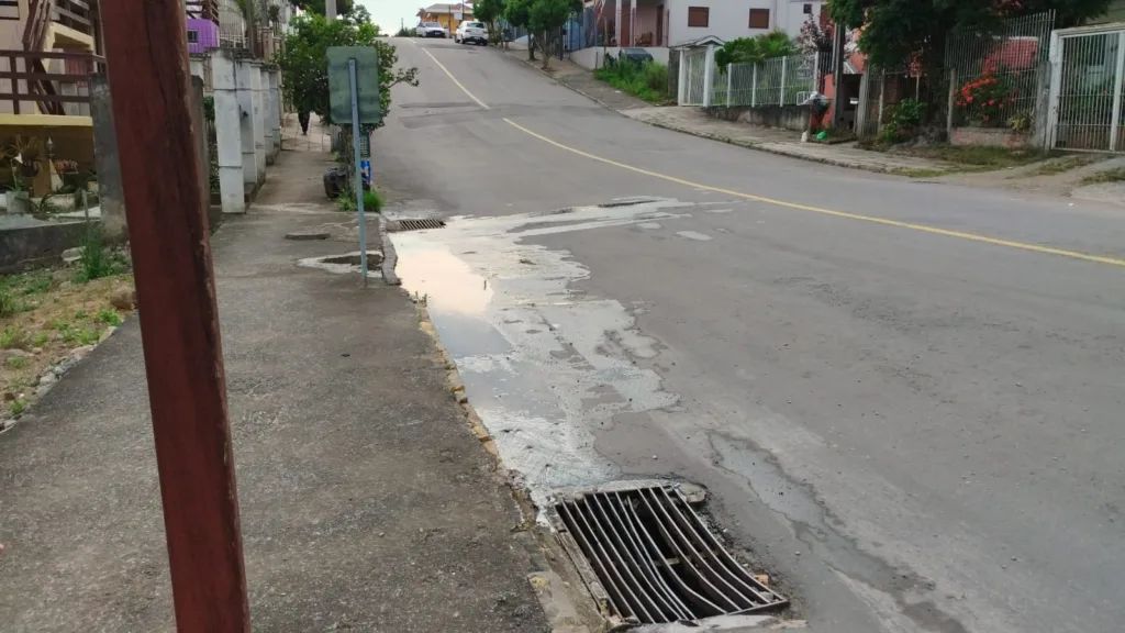 Vazamentos de água em três bairros de Bento Gonçalves preocupam moradores