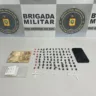 Foram apreendidos 91 pedras de crack, 11 buchas de cocaína, um celular, R$ 100,00 em espécie e embalagens para armazenamento das drogas.