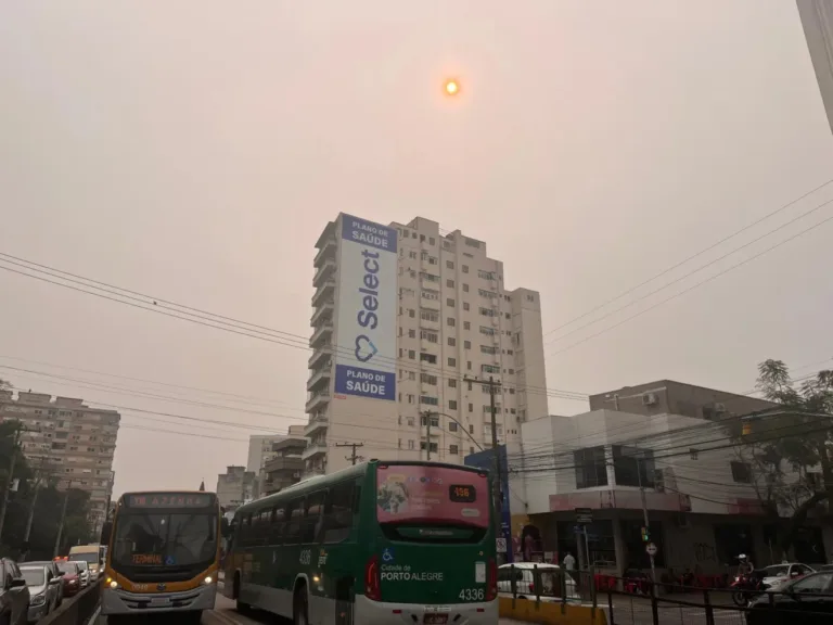 Céu de Porto Alegre no dia 11 de setembro, coberto pela fumaça das queimadas.