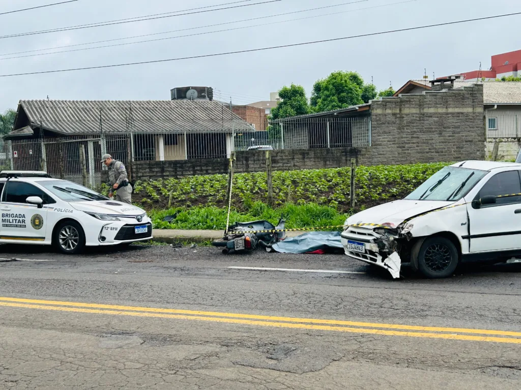 Homem morre em acidente entre carro e moto em Caxias do Sul (Fotos: Marcelo Oliveira/Grupo RSCOM)