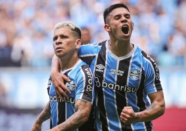 Grêmio vence Atlético-GO de virada e se afasta do Z-4 do Brasileirão