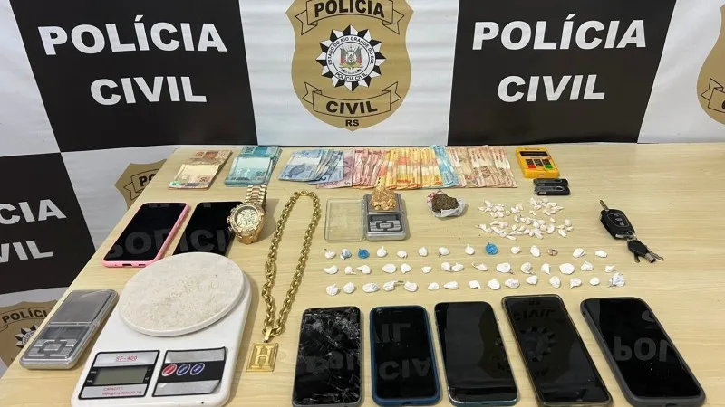 Operação policial apreendeu drogas, dinheiro, celulares e materiais ligados ao trafico