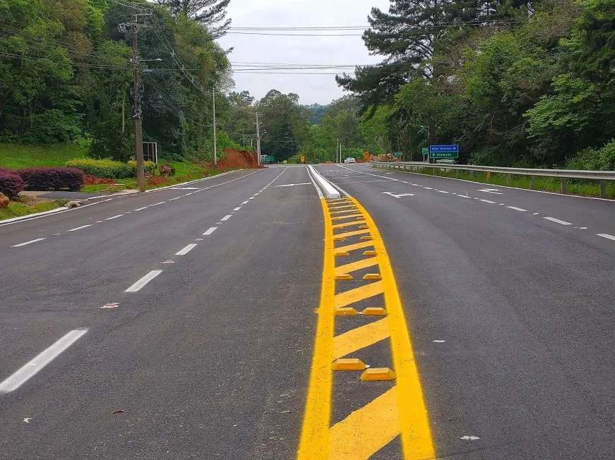 Equipe da EGR realiza reparos na sinalização horizontal entre os quilômetros 6 e 8 