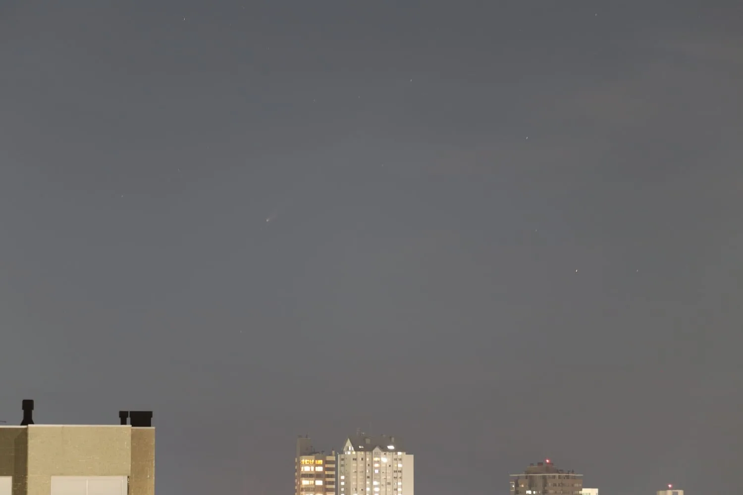 Para localizar o cometa no céu, o observador deve estar em uma área afastada da cidade, garantindo que o horizonte a leste esteja completamente desobstruído.