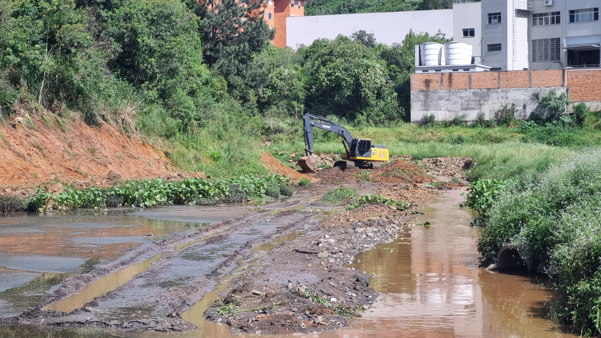 Tanque de contenção do São José recebe limpeza preventiva 