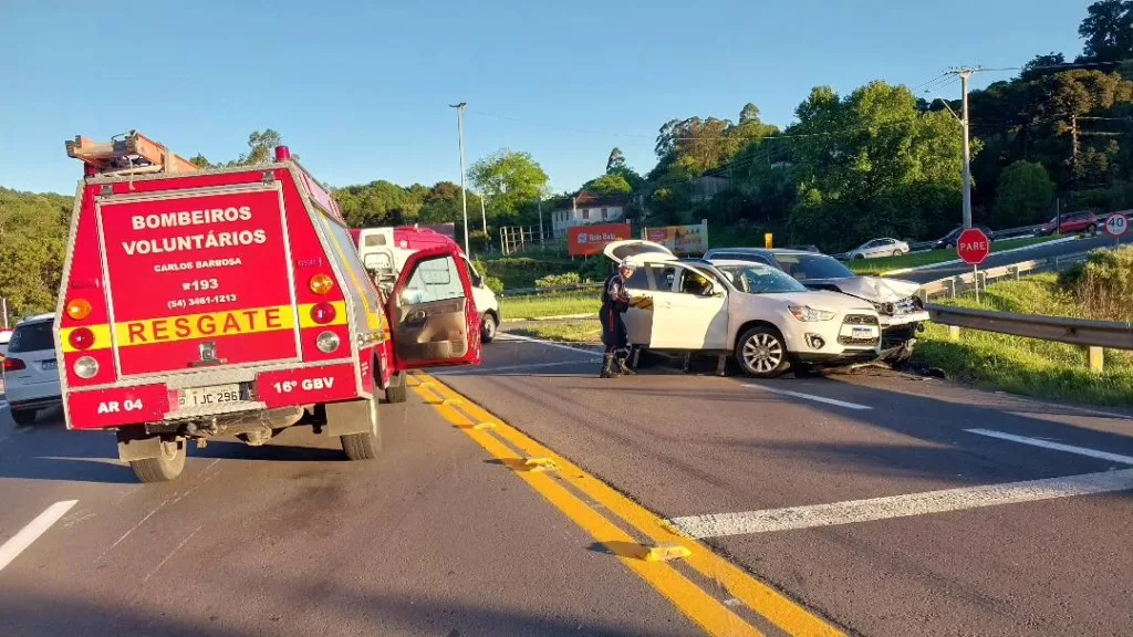 Cinco pessoas ficam feridas em acidente de trânsito na BR-470, em Carlos Barbosa