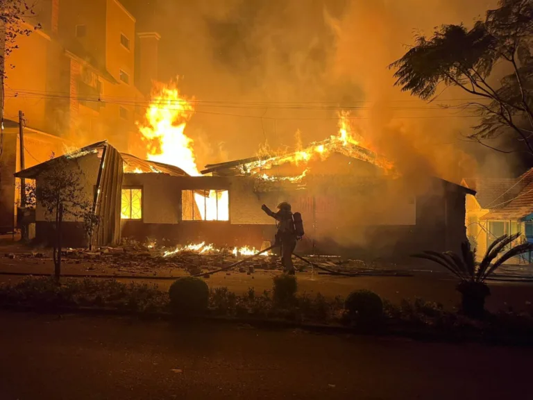 Bombeiros estão no local tentando controlar as chamas que ameaçam se alastrar para outras residências próximas.