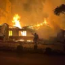 Bombeiros estão no local tentando controlar as chamas que ameaçam se alastrar para outras residências próximas.