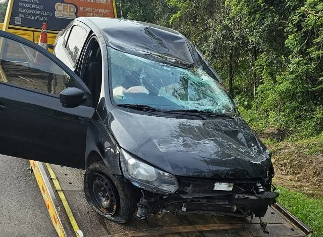 A condutora de um veículo perdeu o controle em uma curva, invadiu a pista contrária e colidiu com um paredão