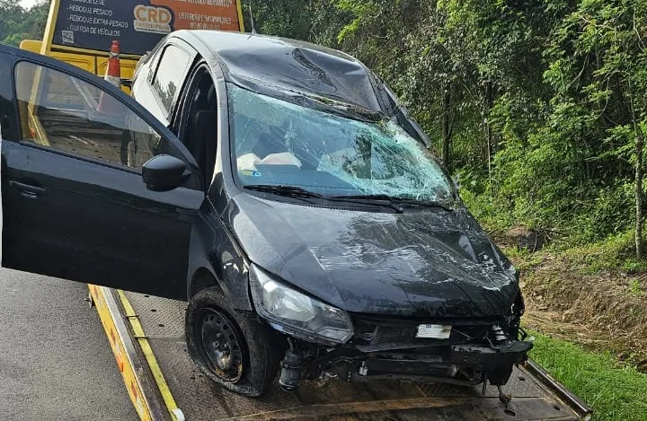 A condutora de um veículo perdeu o controle em uma curva, invadiu a pista contrária e colidiu com um paredão