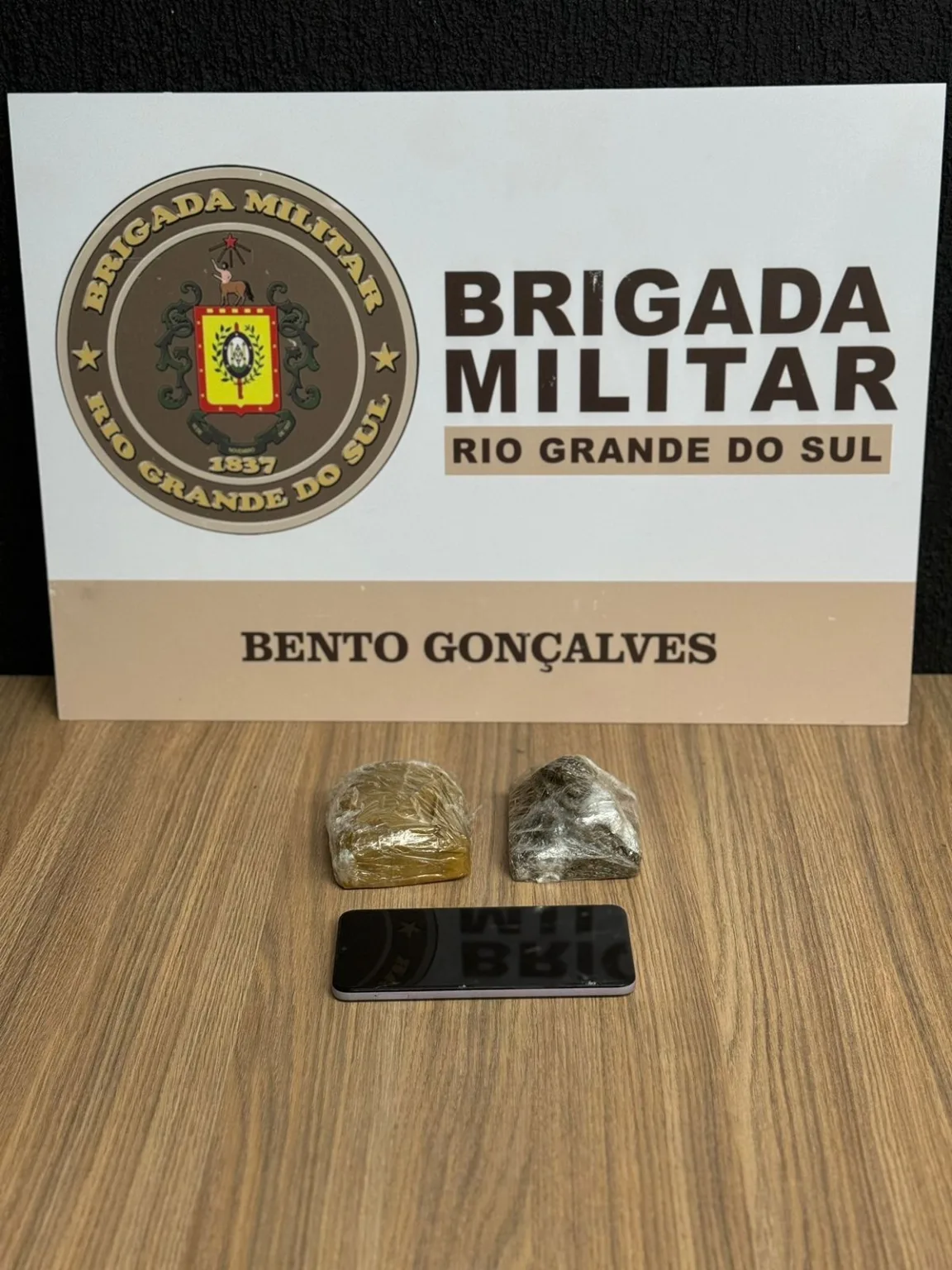 Policiais localizaram duas porções de maconha, pesando 310 gramas, que pertenceria ao acusado.