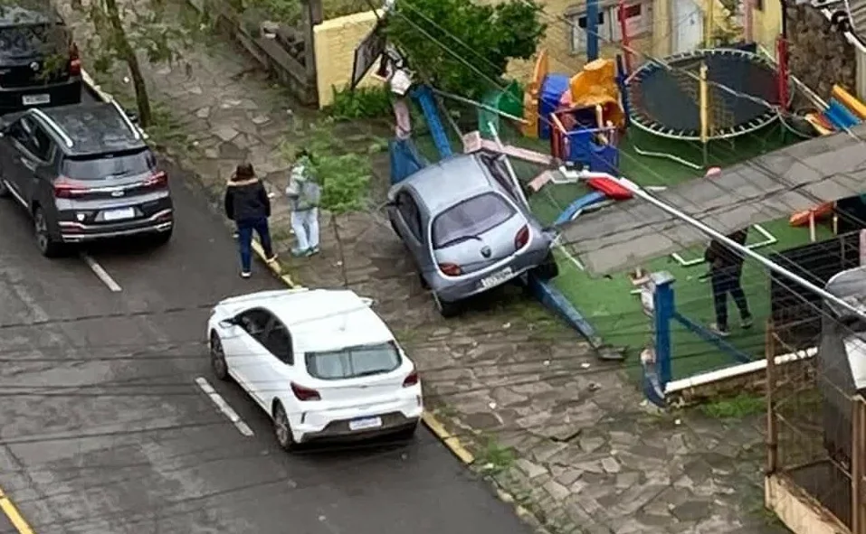 Motorista se assustou, perdeu o controle da direção e  invadiu o pátio da escolinha