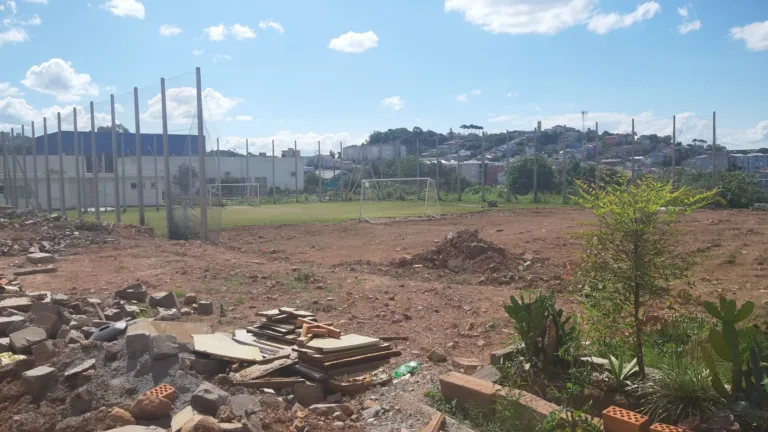 Campo do bairro Ouro Verde, obras