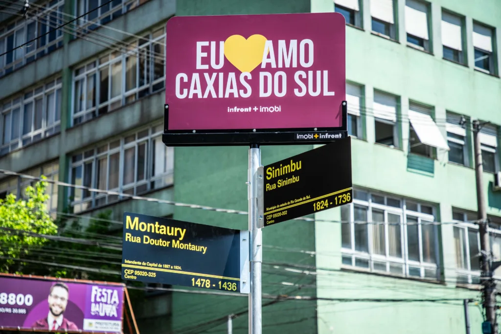 Novas placas de rua em Caxias do Sul trazem referência à denominação