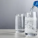 A água, com ou sem gás, é sempre melhor do que sucos ou bebidas aromatizadas adoçadas artificialmente. | Foto: Reprodução