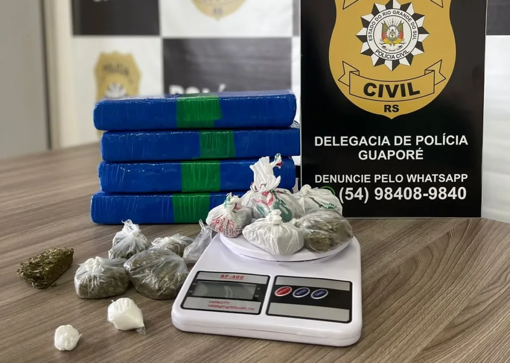 Durante a operação, foram apreendidas mais de 3 kg de maconha, porções de cocaína e uma balança de precisão