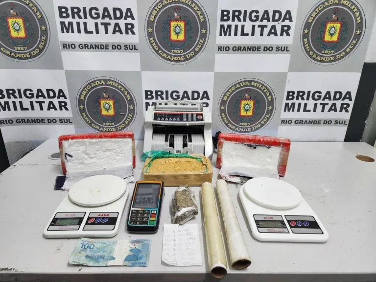 A prisão por tráfico de drogas ocorreu na Rua Evaristo de Antoni no bairro São José. Com ele foram encontradas porções de maconha, cocaína e crack