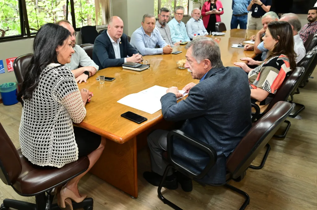 Prefeito e representantes do Executivo entregaram o projeto à presidente da Casa, vereadora Marisol Santos