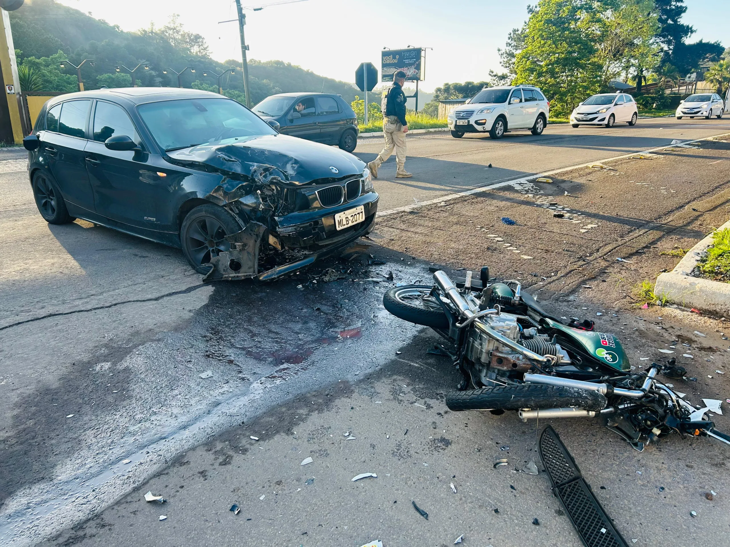 Homem fica ferido em acidente entre moto e BMW na BR-116, em Caxias do Sul