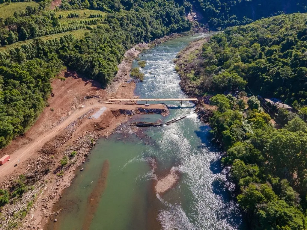 A obra de reconstrução da ponte sobre o Rio Carreiro, entre Cotiporã e Dois Lajeados, está em fase final