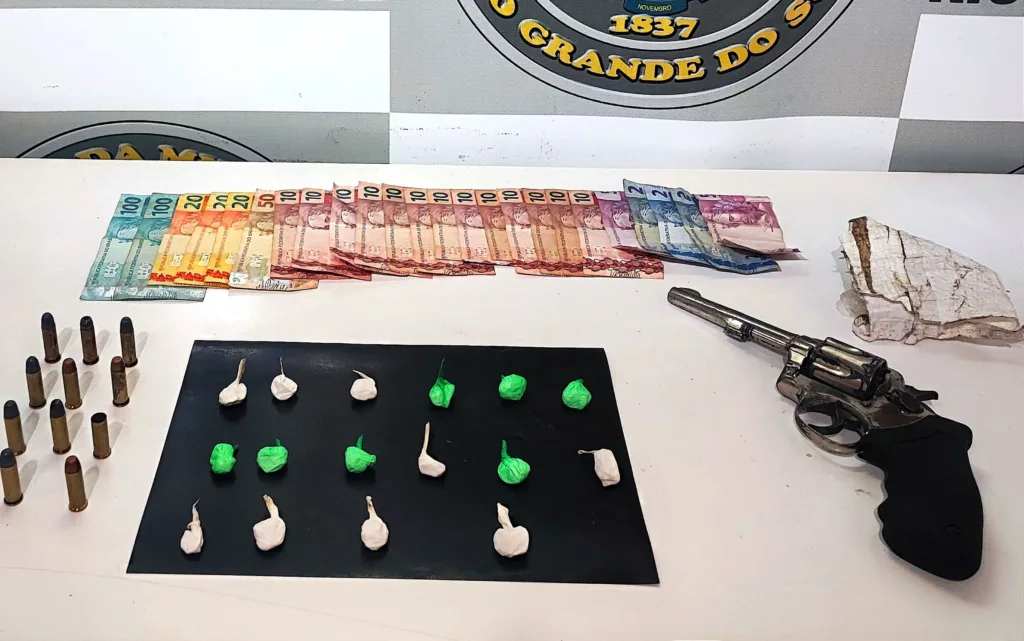 Na abordagem, f





















Foram apreendidas 17 porções de cocaína, R$ 456,00, um revólver calibre .38, 10 munições intactas e uma deflagrada.