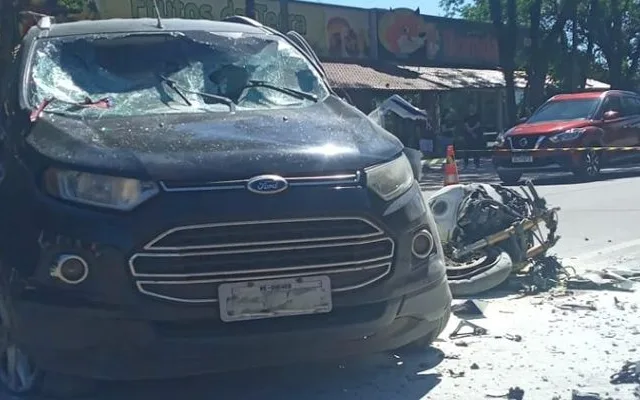 O condutor da motocicleta morreu no local do acidente.