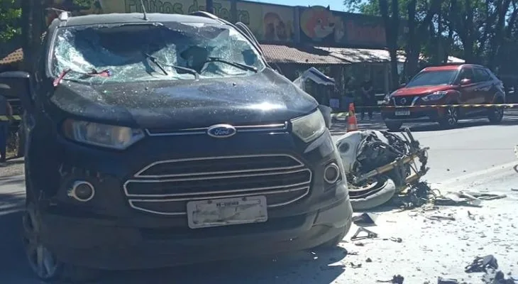 O condutor da motocicleta morreu no local do acidente.