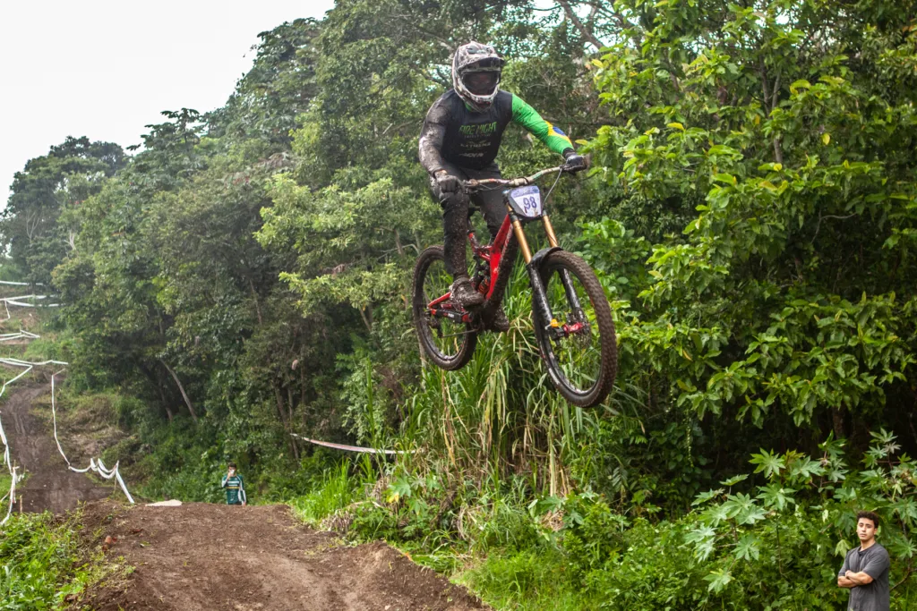 Leonardo conquistou a medalha de prata na categoria juvenil, ficando com o 11⁰ melhor tempo da pista entre 200 atletas de 15 países