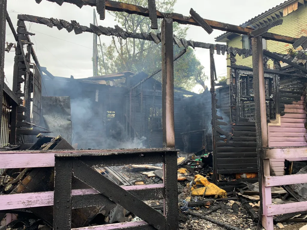 A casa foi completamente destruída pelas chamas