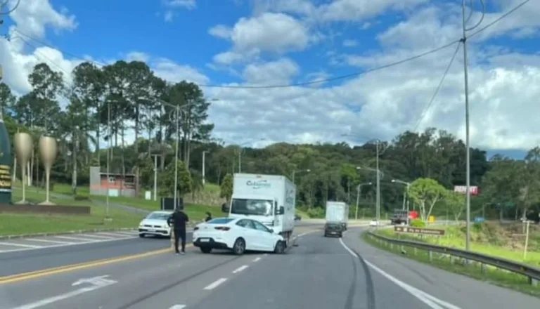 Motorista do carro foi encaminhado ao Hospital São Pedro para avaliação médica. 