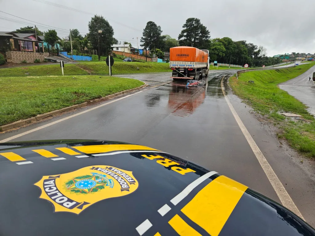 Caminhão e bicicleta colidiram lateralmente