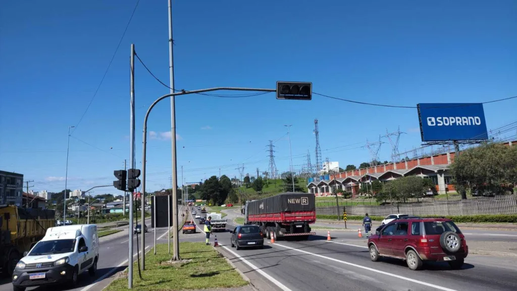 Sinaleira inoperante em frente à empresa Soprano devido a um acidente