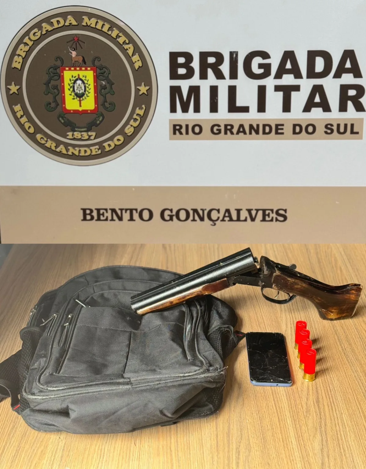 Com o menor foi encontrada uma espingarda, calibre 12 com cano serrado.