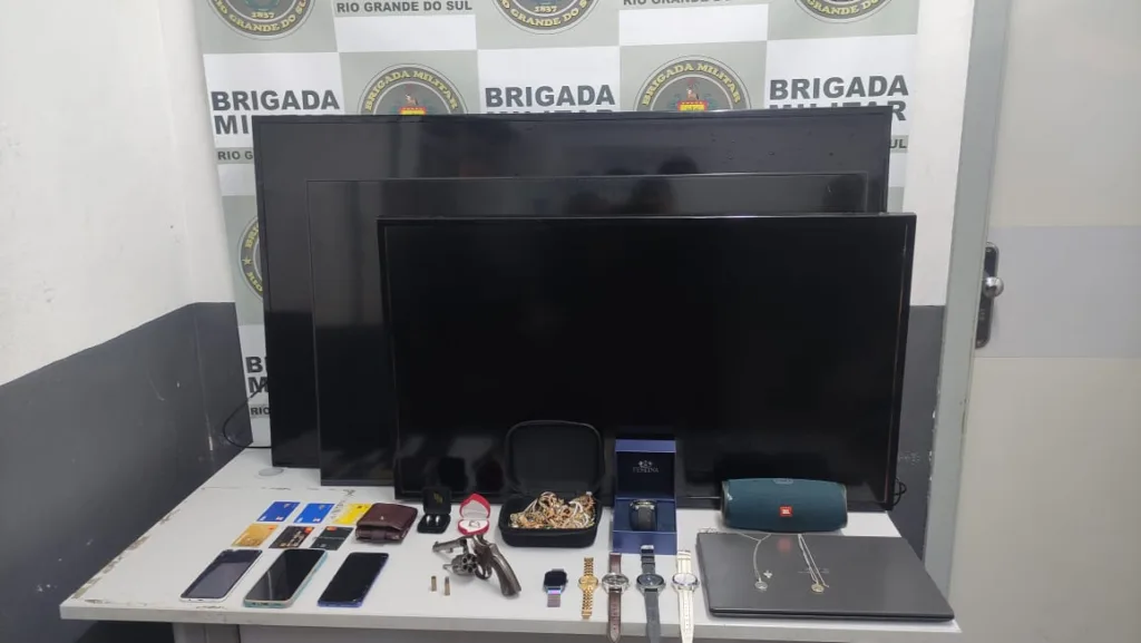 Dupla é presa pela Brigada Militar com arma, munição e joias em Caxias do Sul