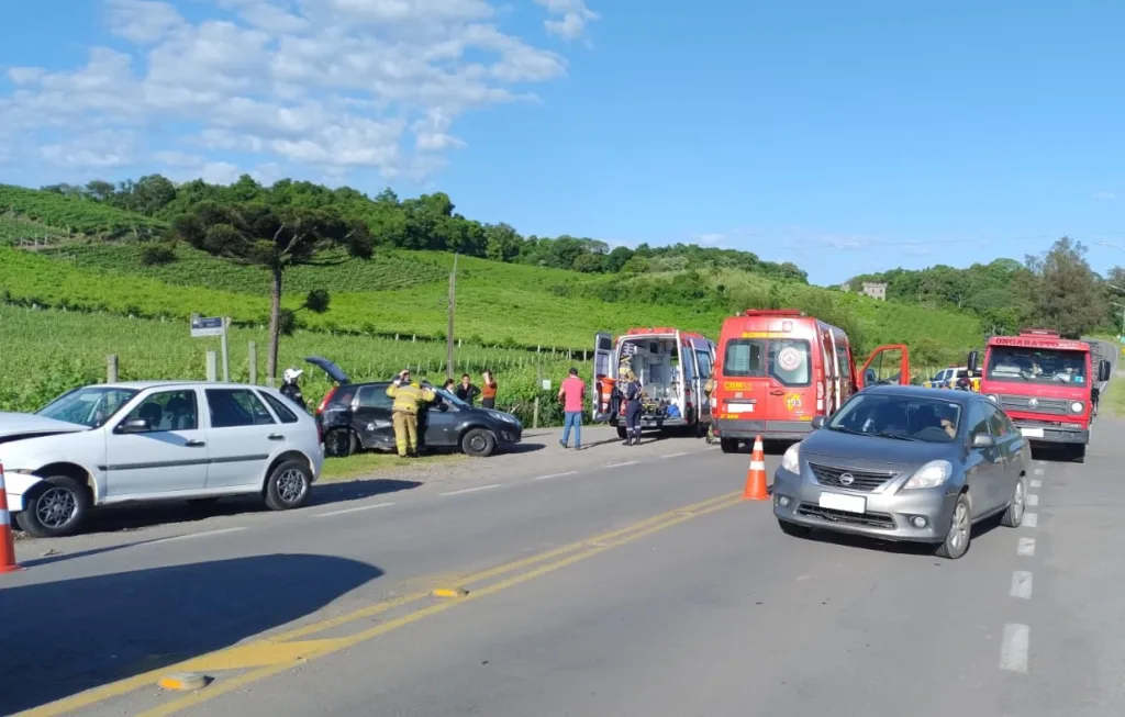 Mulher fica ferida em acidente na ERS-444, no Vale dos Vinhedos, em Bento Gonçalves